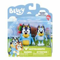 Bluey, 2 figurki z bajki Bluey, Jazda na deskorolce, figurki Bluey i taty Bandit